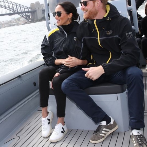 VEJA V-10 Sneakers as seen on Meghan Markle fits women 11.5  men size 10 unisex - Picture 3 of 16